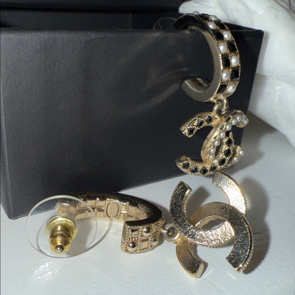 💯AUTH. CHANEL A21 Pearl/Black Crystal Checkered Gold Hoop Earrings w/CC Logo - Picture 13 of 15
